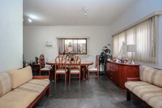 Imagem Casa com 270M², salas de estar, jantar e TV, cozinha, 3 dormitórios suítes, lavabo, área de serv...