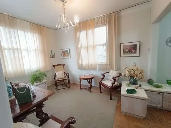 Imagem Casa ampla com 3 quartos, suíte com banheira e terraço no Centro – 2 vagas de garagem
