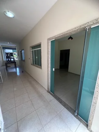 Casa linear no primeiro pavimento composta de 3 quartos sendo uma suíte reformada piso em porcelanato em excelente localização no centro de Alegre ES.