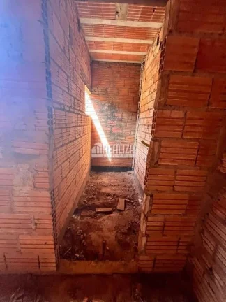 Imagem Casa padrão semiacabada à venda no bairro Lourdes em Uberaba