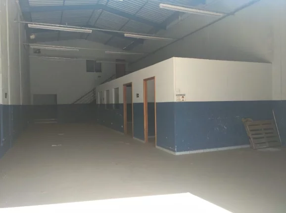 Imagem Barracão Ótima Localização com 600m², com duas salas , copa com gabinete, mezanino com mais 02 ...