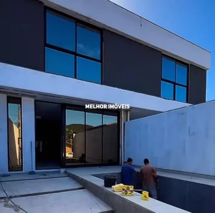 Sobrado Triplex á venda localizado no Bairro da Barra - Balneário Camoriú-SC