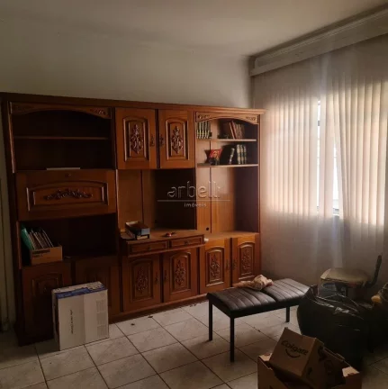 Imagem Esta espaçosa casa de 381 metros quadrados é ideal para uso residencial e comercial, situada em um...