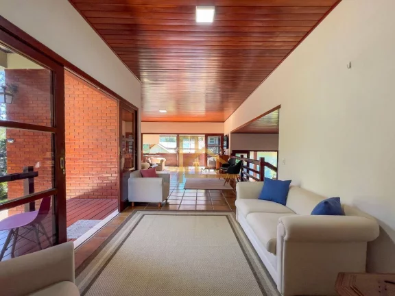 Imagem Casa Linear com 5 suítes dentro de condomínio clube - Apenas 3 minutos da Feirinha do Alto