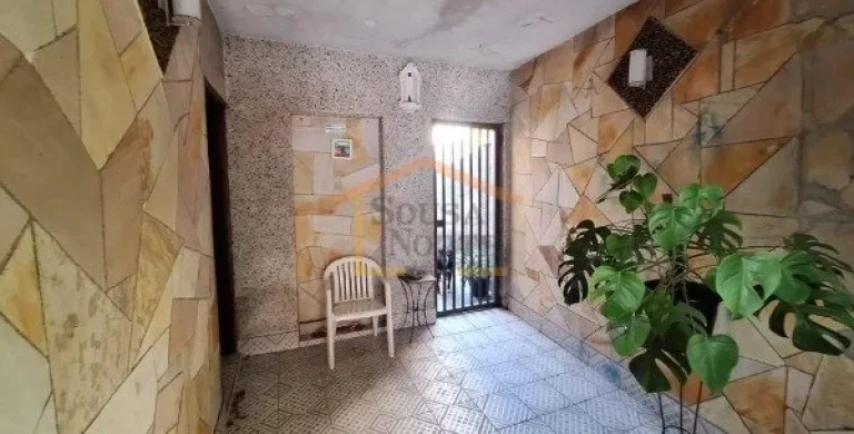 Imagem Terreno, 345 m² de área total, 10 metros de frente. Conta com uma casa térrea construída, 3 dorm...