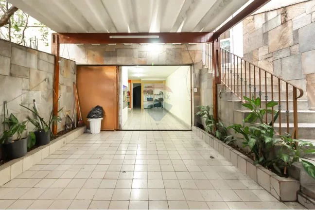 Imagem Casa com 4 dormitórios, 2 suítes, 5 banheiros, 3 vagas de garagem.
