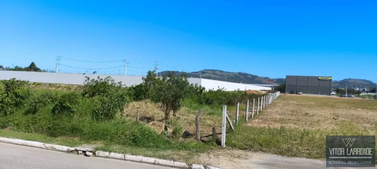 Imagem Terreno de 2.112m² à Venda na Avenida Pedro Zapelini