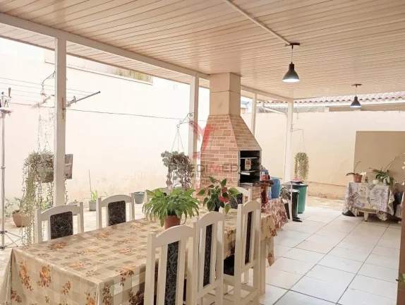 Imagem Casa no Bairro Santa Regina: Terreno Inteiro e Muito Espaço