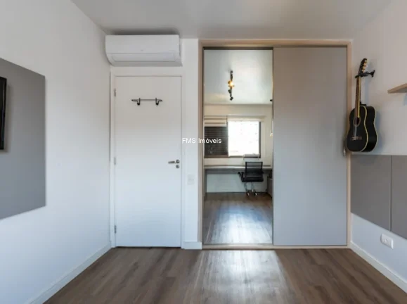 Imagem Imperdível oportunidade! Apartamento de 3 quartos com suíte, sala ampla e 3 vagas na garagem em Moema, SP. Confira!