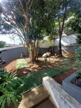 Imagem CASA ASSOBRADADA A VENDA, 500 METROS DE TERRENO. 4 DORMITÓRIOS, SENDO 2 SUITES (1 DELAS COM CLOSET E VARANDA), 2 SALAS GRANDES COM AR CONDICIONADO.