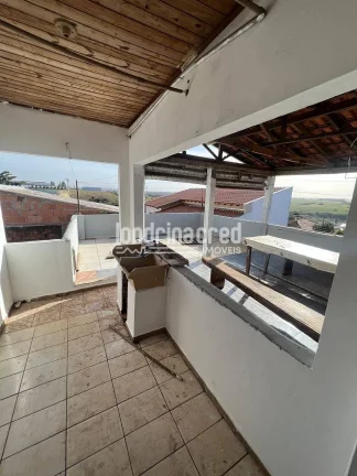 Imagem Casa ampla de 2 pisos, pronta para morar e escriturada! 4 quartos, 3 banheiros, área com vista para Londrina e dependência para reformas. Garagem inclusa!