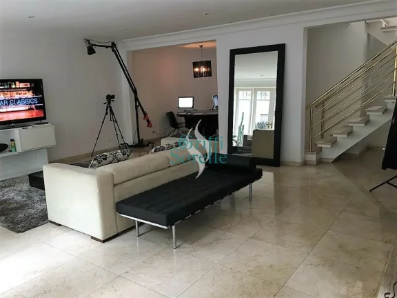 Imagem Luxuosa Casa/Sobrado à Venda em Moema - São Paulo/SP.