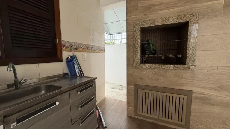 Imagem Casa a 120m do mar com 3 quartos (2 suítes), 209m² de área construída e 251m² de terreno, em Itacolomi, Balneário Piçarras - Adriano Carpes Imóveis vende!