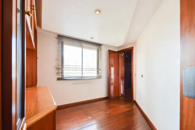 Imagem Apartamento 274M², 4Q, 1 Suíte, 4 Banheiros, 3 Vagas, Varanda, Piscina, Salão de Festas, Playground, Quadra, Hidro, Despensa.