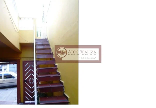 Imagem Grande oportunidade e muito lucrativo na vila Santa Catarina. Vendo imóvel com 3 casas + 1 salão comercial na Vila Santa Catarina. Casa 1= casa principal. Tem 2 dormitórios, sala, cozinha, banheiro. Tem também um sótão com 2 cômodos e 1 banheiro. Tem gara