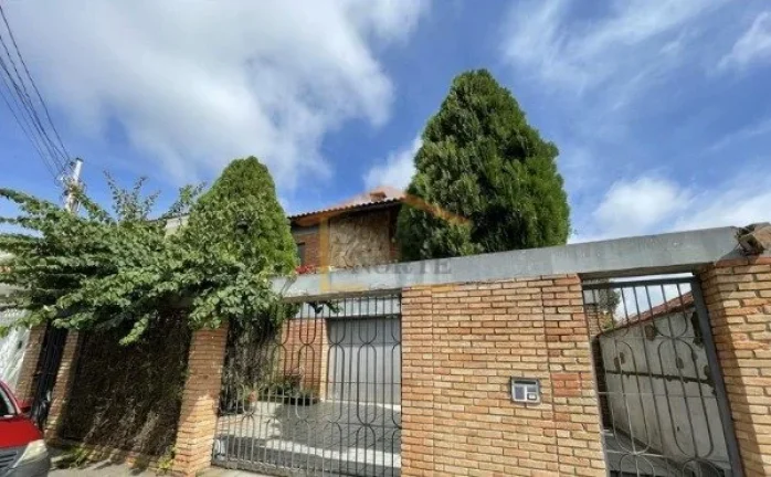 Imagem Sobrado amplo com 323 m² de área útil, localizado em rua tranquila e arborizada. O imóvel dispõ...