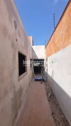 Imagem Casa moderna na Zona Oeste: 3 quartos, suíte, 2 vagas, 91m² de construção, 180m² de terreno, área gourmet e cozinha integrada.
