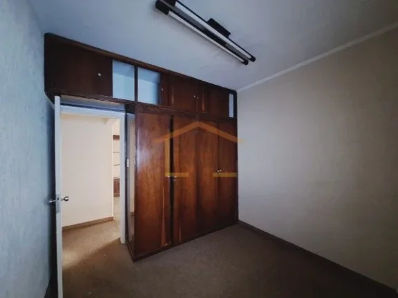 Imagem Casa térrea, 131m², 3 dormitórios, sala de TV, banheiro, lavanderia, armários nos dormitórios e...