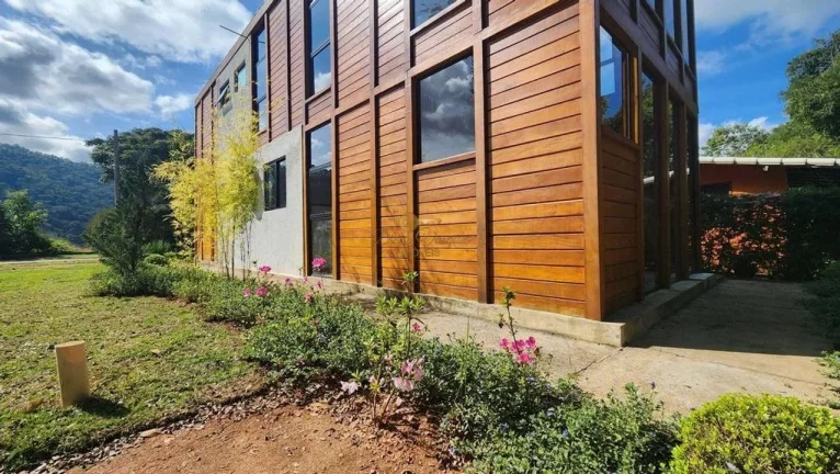 Imagem Casa em Condomínio para Venda em Teresópolis / RJ no bairro Vale Alpino