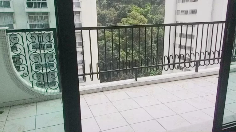 Imagem Praia de Pitangueiras - Local nobre - Ótimo lazer - Alto padrão - 2 vagas - Ampla varanda - 135 m² de área útil.