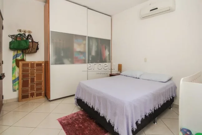 Imagem Casa com 270M², salas de estar, jantar e TV, cozinha, 3 dormitórios suítes, lavabo, área de serv...