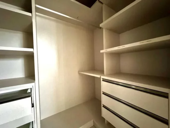 Imagem Apartamento decorado com 3 suítes e 3 vagas de garagem em Balneário Camboriú
