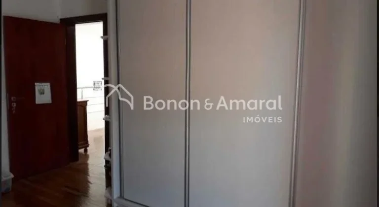 Imagem Casa com 215 m² de área construída em terreno de 300 m². O imóvel conta com living integrado em...