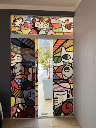 Imagem Sala com dois ambientes: jantar (com armários) e estar (com lareira a gás).
Sala de TV (com armár...