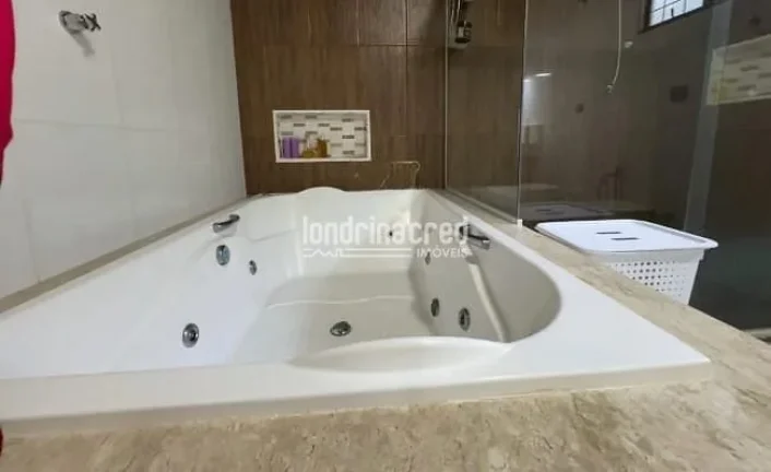 Imagem Chácara em Alvorada do Sul – 5 Suítes, Piscina, Churrasqueira e Área Verde | 450m² Construídos em Terreno de 1.200m² | Venda com Porteira Fechada!