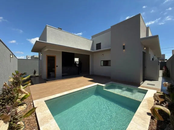 Imagem Casa Térrea de Alto Padrão – Fachada Imponente e Arquitetura Contemporânea