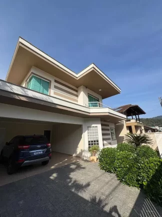 Imagem Casa ampla com 3 dormitórios e 2 vagas de garagem em Jaraguá do Sul/SC