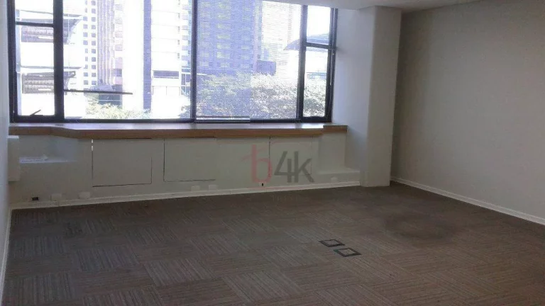 Imagem Sala Comercial de 374m² com 8 Vagas para Alugar na Berrini