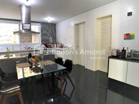 Imagem Linda e espaçosa casa de condomínio com área de 704 m². O imóvel possui living com pé direito ...