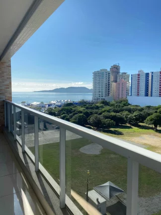 Imagem Apartamento quadra mar com 3 suítes e 3 vagas de garagem - Meia Praia/SC