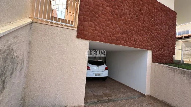 Imagem Casa à venda no bairro Vila Olímpica, Uberaba - 3 dormitórios, suíte, sacada e quintal!