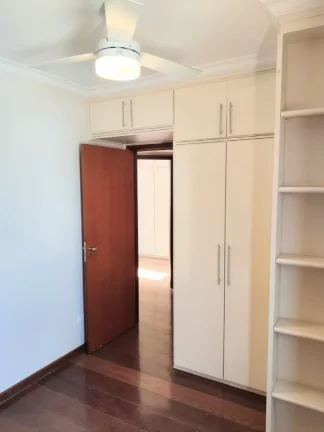 Imagem Apartamento reformado no Centro da cidade,com sala para 2 ambientes com sacada, 3 quartos com armár...