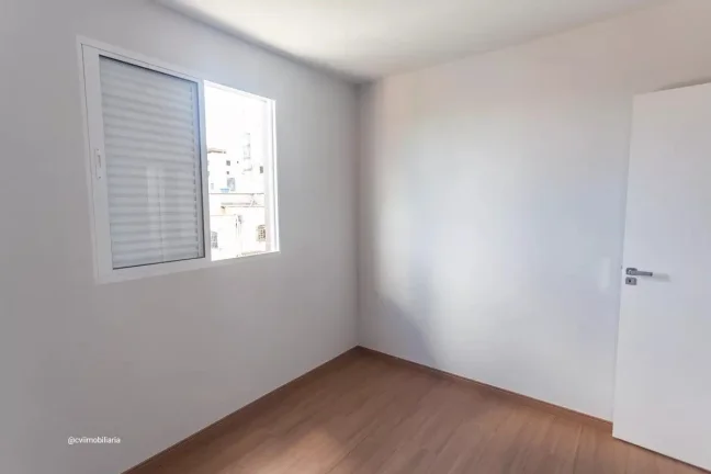 Imagem Imóvel aconchegante à venda com 3 quartos, sendo 1 suíte, e 2 banheiros no total. O condomínio f...