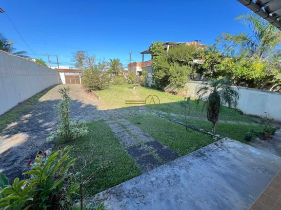 Imagem Casa ampla com 2 edículas e salão de festas perto da praia