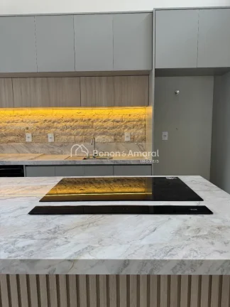 Imagem Casa térrea nova à venda com 3 quartos sendo 3 suítes, todas com armários planejados, ar condici...