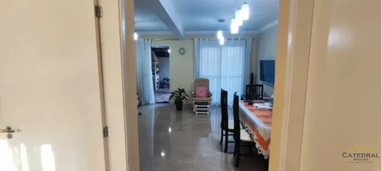 Imagem Sobrado à venda com 3 quartos (1 suíte) no Bairro Engordadouro em Jundiaí