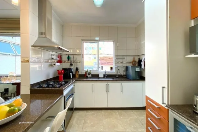 Imagem Este espaçoso apartamento oferece uma combinação perfeita de conforto e conveniência. Com quatro...