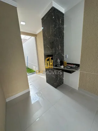 Imagem A casa possui 

- Sala pé direito alto 
- Garagem na laje
- Cozinha com ampla bancada
- Área de se...