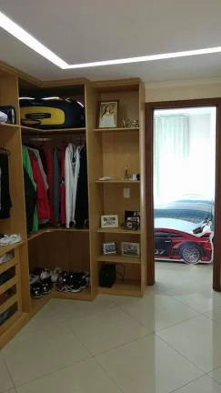 Imagem CASA COM 5 QUARTOS, MUITO PROXIMO AO CENTRO DE NOVA FRIBURGO