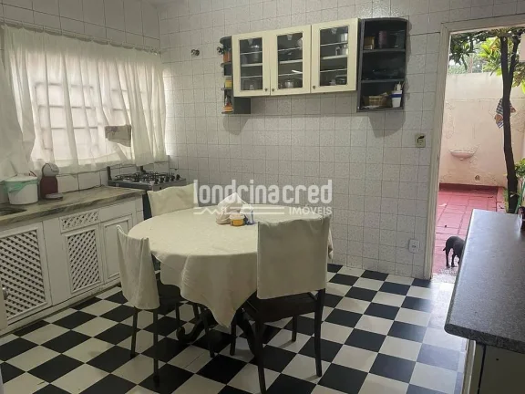 Imagem Casa na região central de Londrina, ideal para moradia, comércio ou investimento, com 390m² de terreno, 280m² construídos, 3 quartos, suíte e 2 vagas.