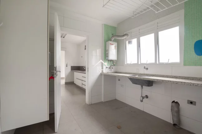 Imagem Apartamento de 260m ao lado do Parque Ibirapuera, com 4 dormitórios (2 suítes), varanda, 3 vagas com depósito, piscina, quadra, churrasqueira, sauna