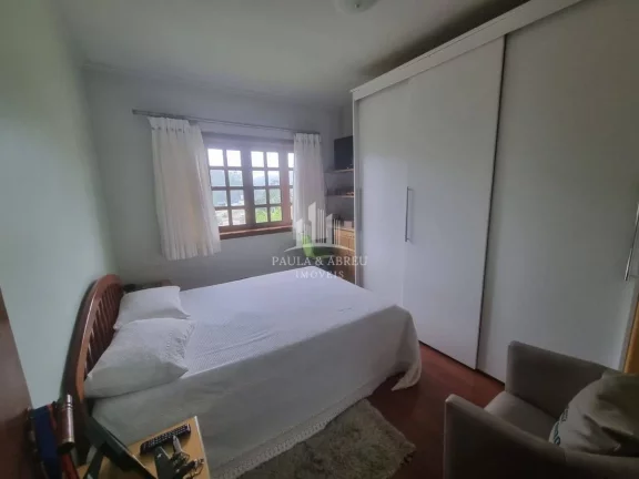 Imagem Casa de Alto Padrão 4 quartos sendo 1 suíte, 3 Banheiros, Salas espaçosas, 4 Vagas, Área Lazer com Churrasqueira, Campo Pq no Jardim Petrópolis, Ribeirão Pires-SP