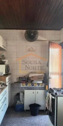 Imagem Sobrado bem estruturado, com acabamento externo totalmente revestido, dispensando manutenção de pi...