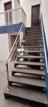 Imagem Aluga-se Galpão Fantástico 245m², Vão Livre, 3 portas, 2 Banheiros, Cozinha, Mezanino 45mts, no Jardim Itapeva, Mauá-SP