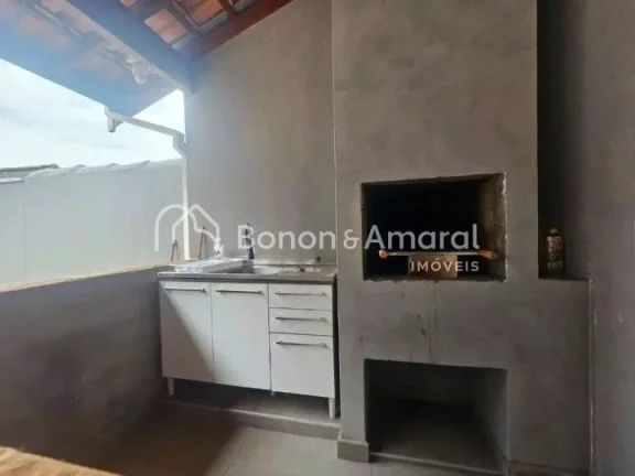 Imagem Linda casa totalmente reformada, localizada na parte alta do bairro, em região tranquila e de excel...