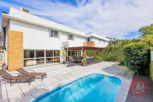 Imagem Casa de 310 m² com e suítes, 6 banheiros, 4 vagas, piscina e infraestrutura.